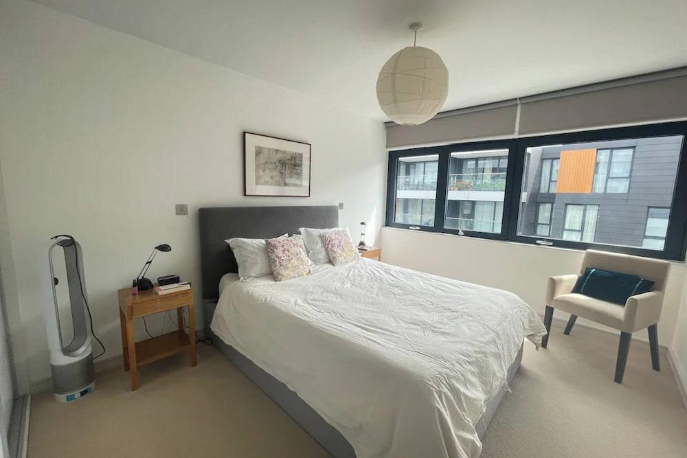 Chic 2BD Flat With Private Balcony - Greenwich - Room