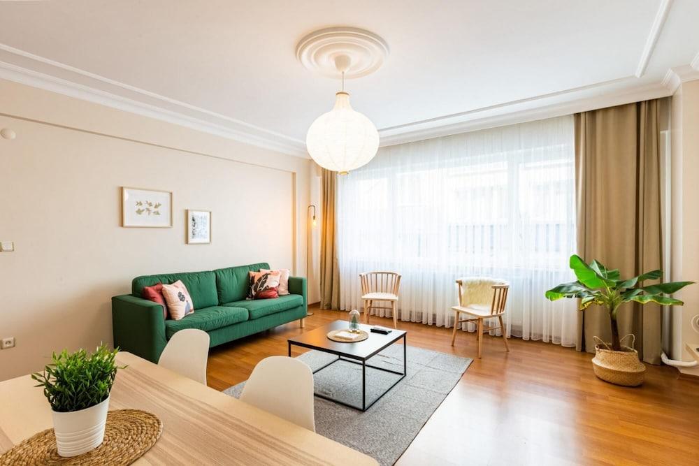 Colorful Flat Near Popular Attractions in Sisli - Room