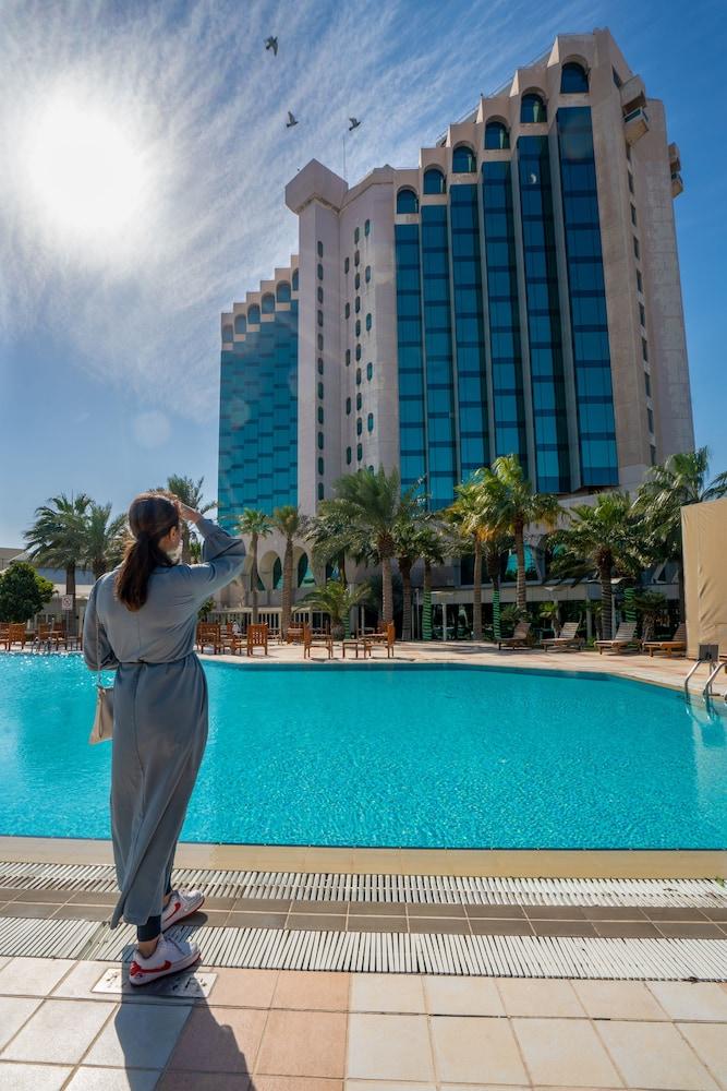 Sheraton Dammam Hotel & Convention Centre - Outdoor Pool