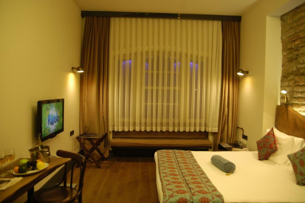 West Pera Hotel - Room