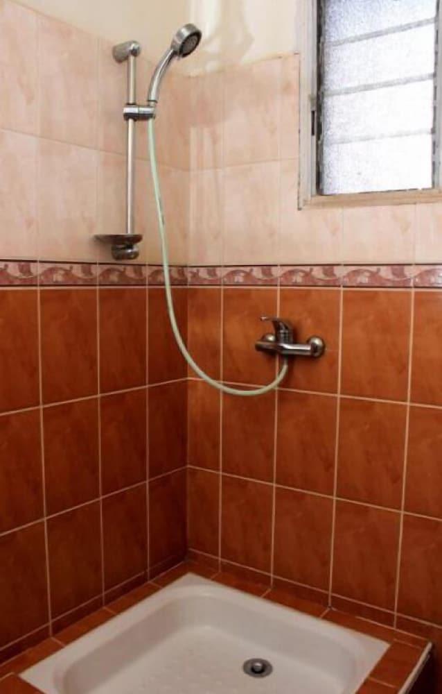 Manaona Guest House - Bathroom Shower