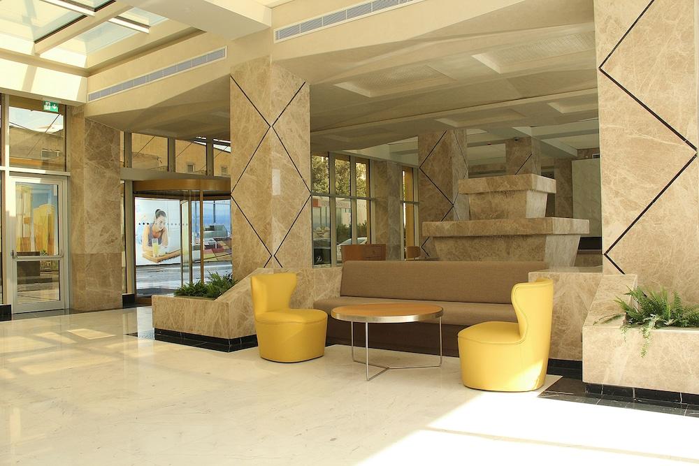 Vazo Suite - Lobby Sitting Area