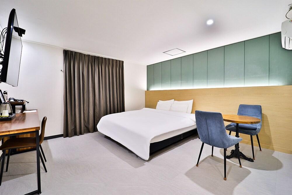 Calm Rest Hotel Busan Sasang - Room