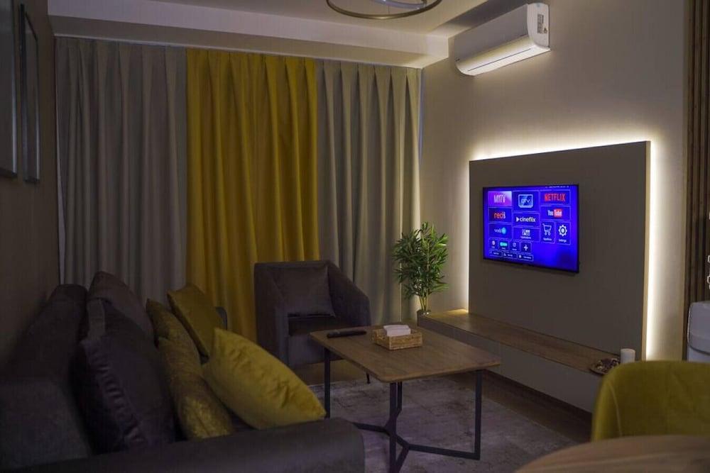 Elegant1 1apartment With Terrace - Core Living - Room