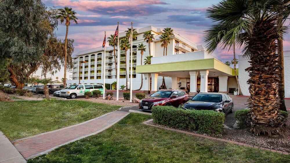 Holiday Inn & Suites Phoenix-Mesa/Chandler, an IHG Hotel - Featured Image