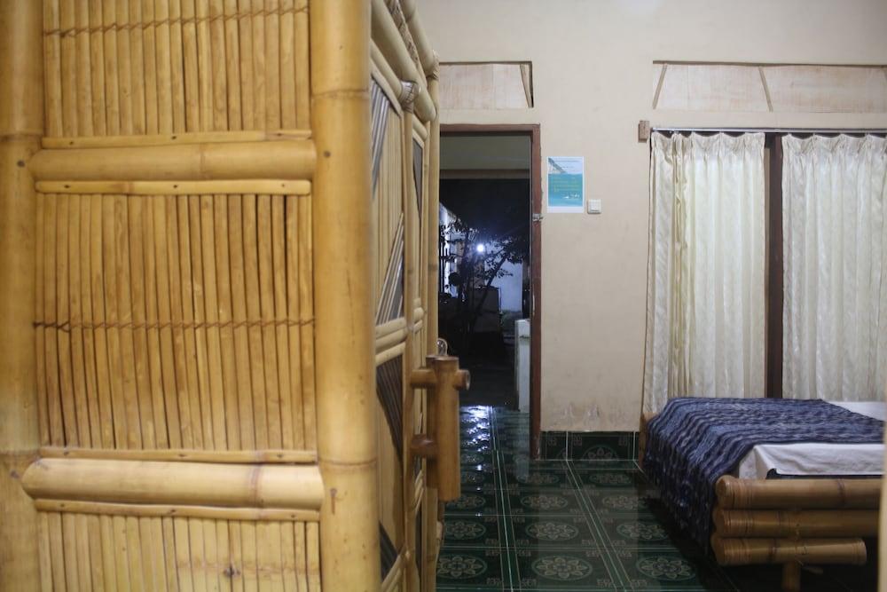 Duyung Rooms and Resto - Interior Entrance