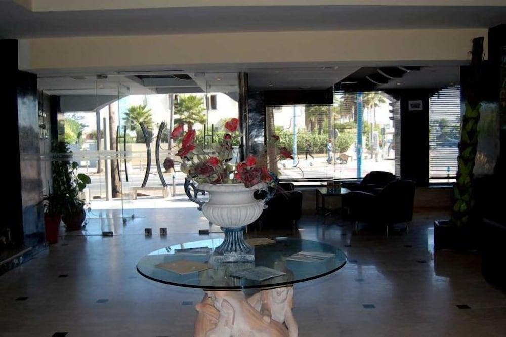 Hotel De La Corniche - Interior Entrance