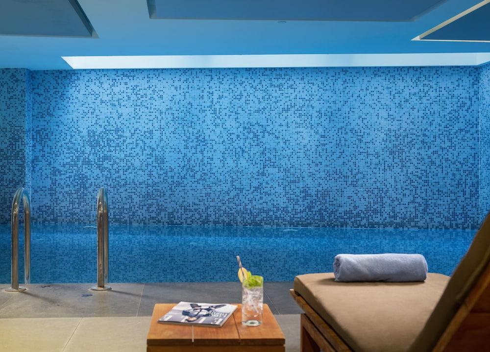 Radisson Blu Hotel Istanbul Asia - Indoor Pool