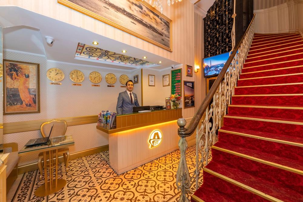 Alpek Hotel - Interior Entrance