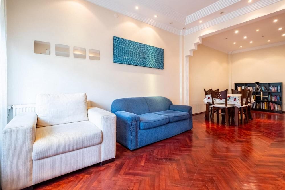 Bright and Central Flat in Kadikoy With Balcony - Room