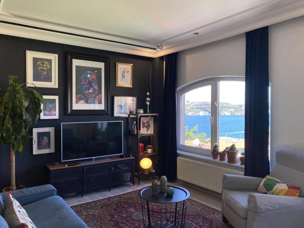 Flat With Bosphorus View and Backyard in Uskudar - Featured Image