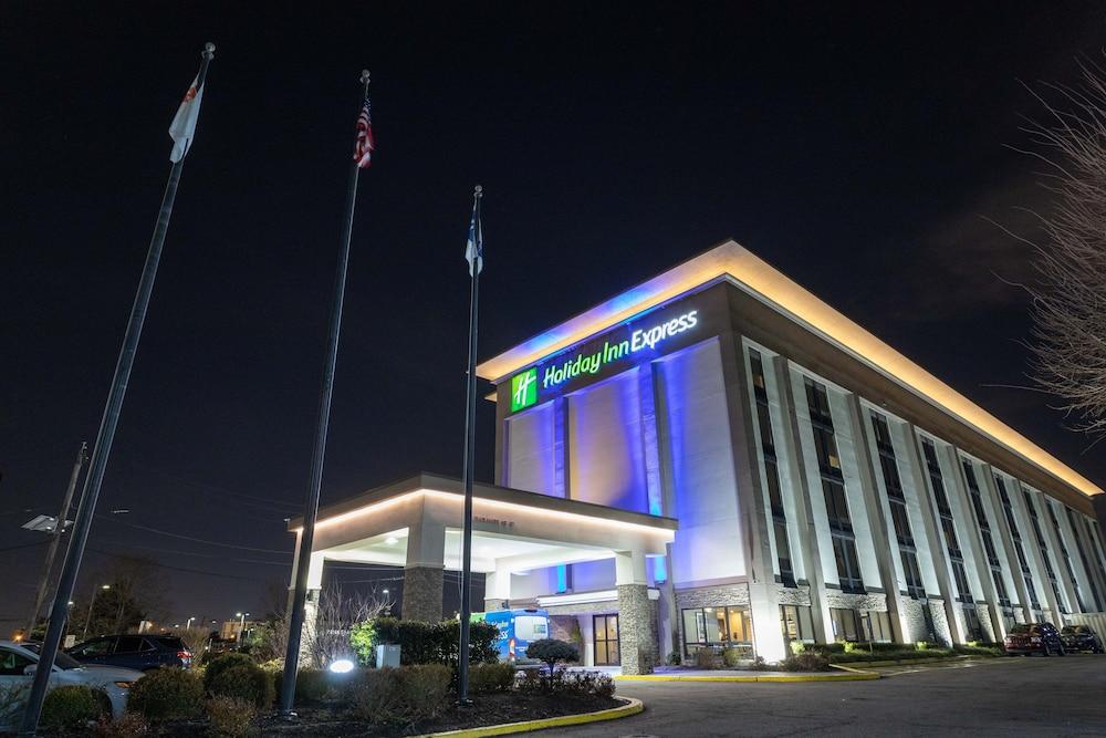 Holiday Inn Express Newark Airport Elizabeth, an IHG Hotel - Featured Image