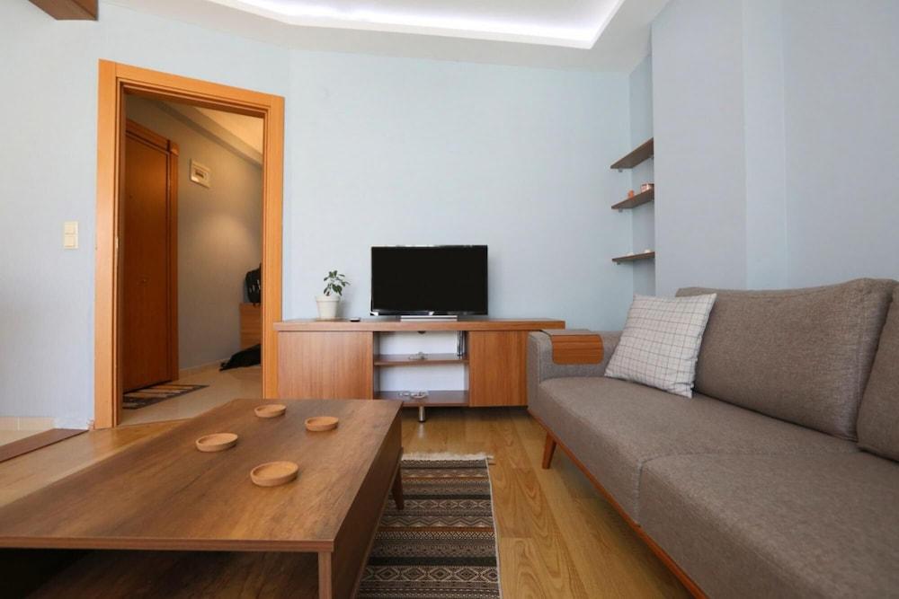 Modern and Stylish Flat With Balcony in Atasehir - Room