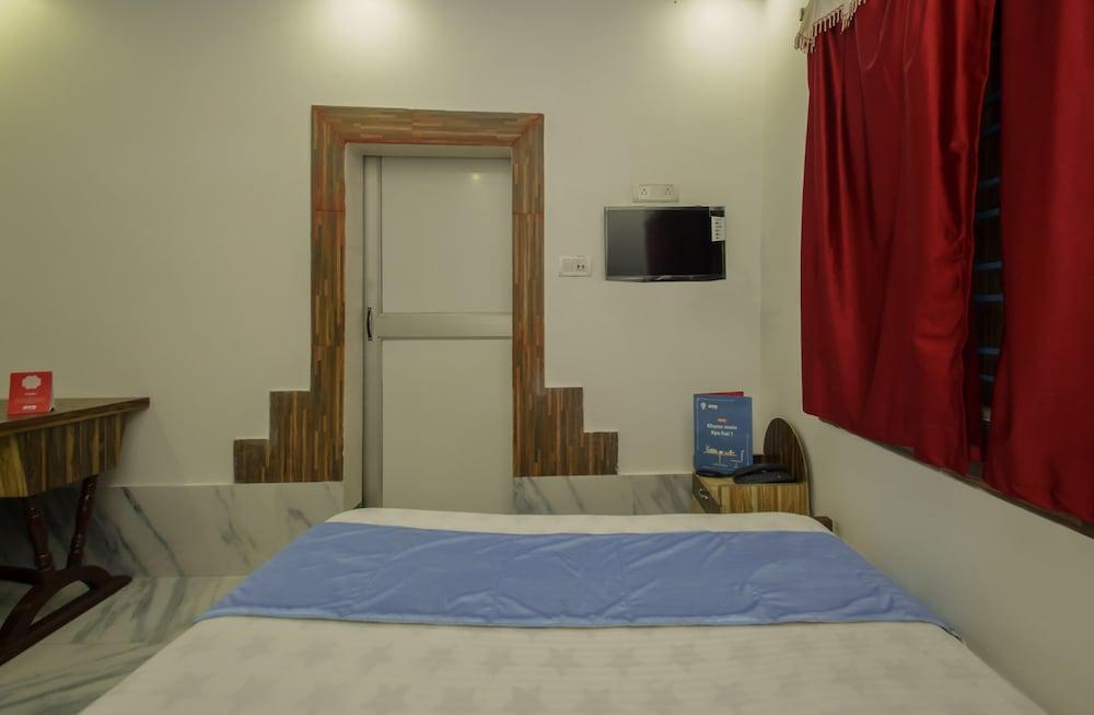Collection O 8972 Raj Guest House - Room