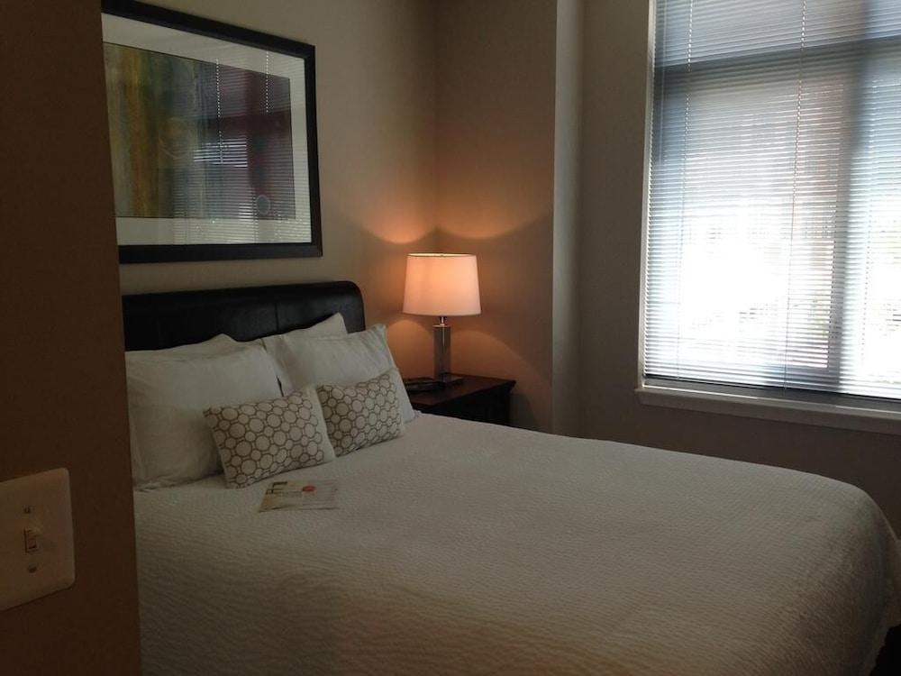 National at Reston Town Center - Room