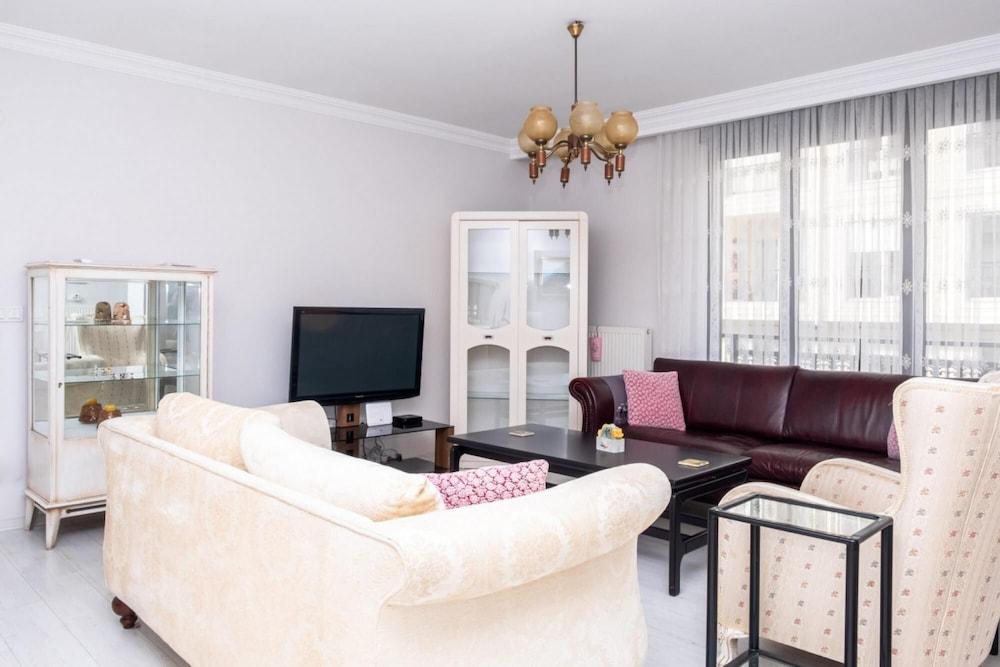 Central Flat Near Trendy Attractions in Kadikoy - Room