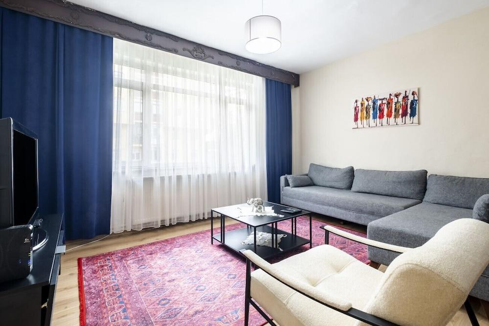 Superb Flat Close to Shooping Malls in Mecidiyekoy - Featured Image