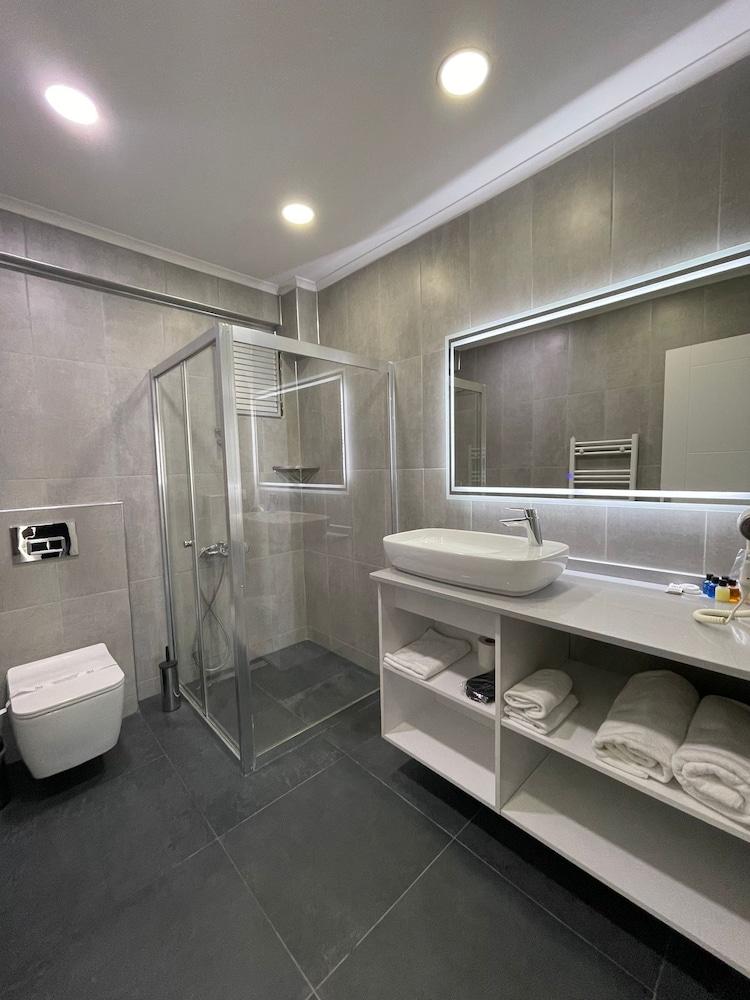 On4 Rooms & Suites - Bathroom