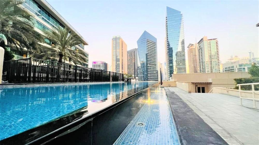 Ultimate Luxury and Stunning Views in Dubai Marina - Outdoor Pool