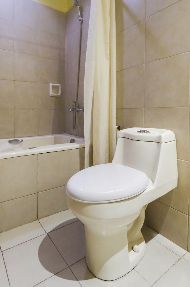 OYO 902 Comfy Inn Manila - Bathroom