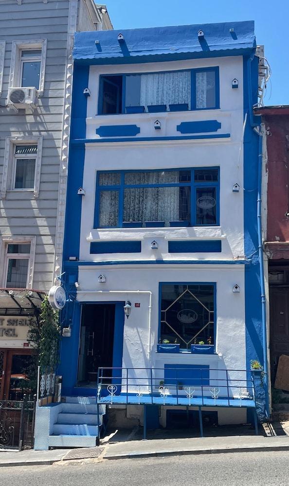 La Maison Bleue - Exterior