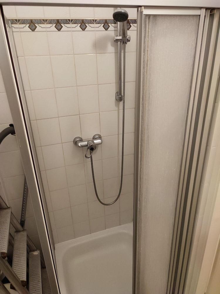 كوزي سنترال فلات سبيتيلبيرج - Bathroom Shower