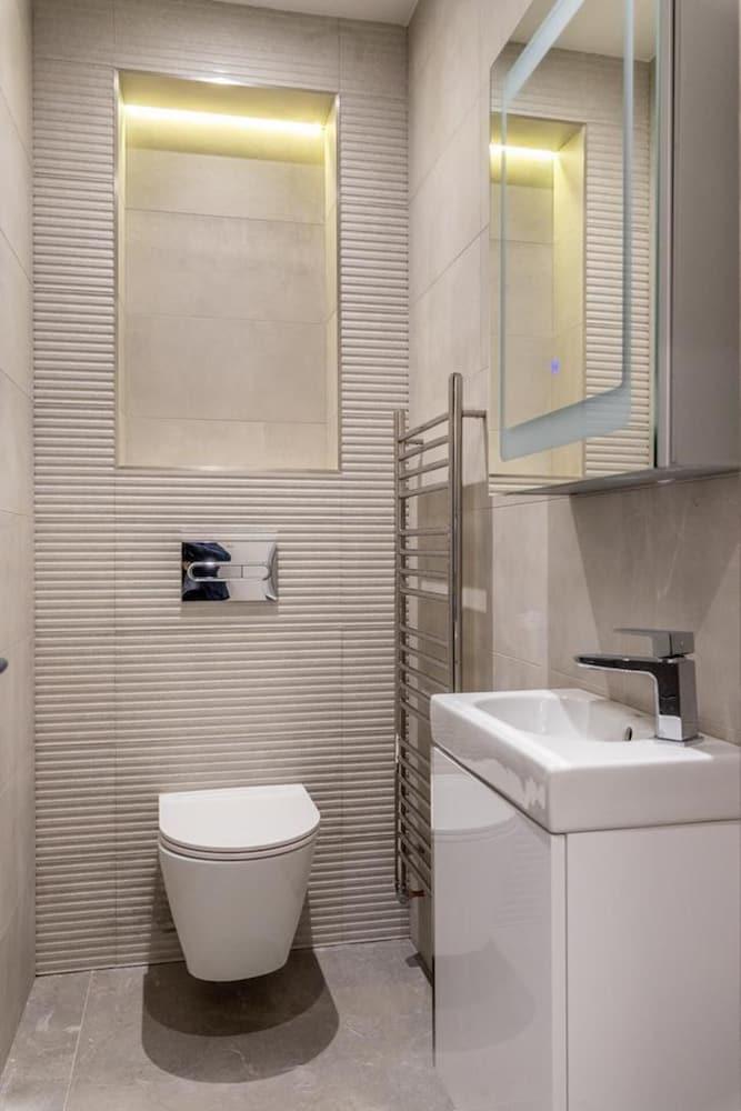 شقة جميلة تحتوي على سرير واحد في جولدرز جرين، لندن - Bathroom