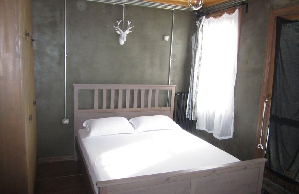 Authentic Room With Balcony in Balat - Room