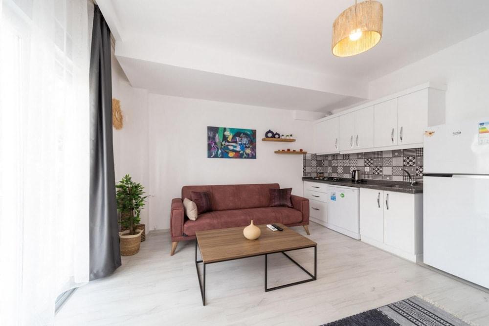 Comfortable Modern Flat With Balcony in Muratpasa - Room