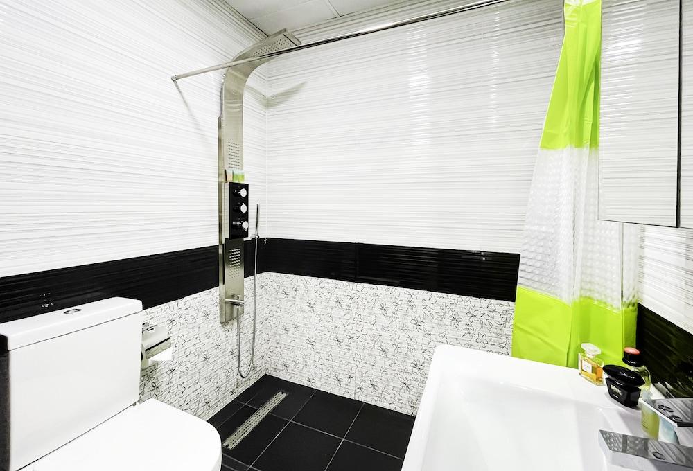 ST-Glamz-812 by bnbme homes - Bathroom