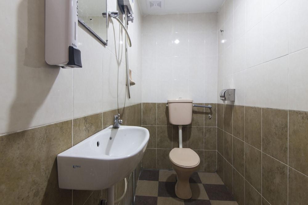 OYO 89586 Hotel MNY Wangsa Inn - Bathroom