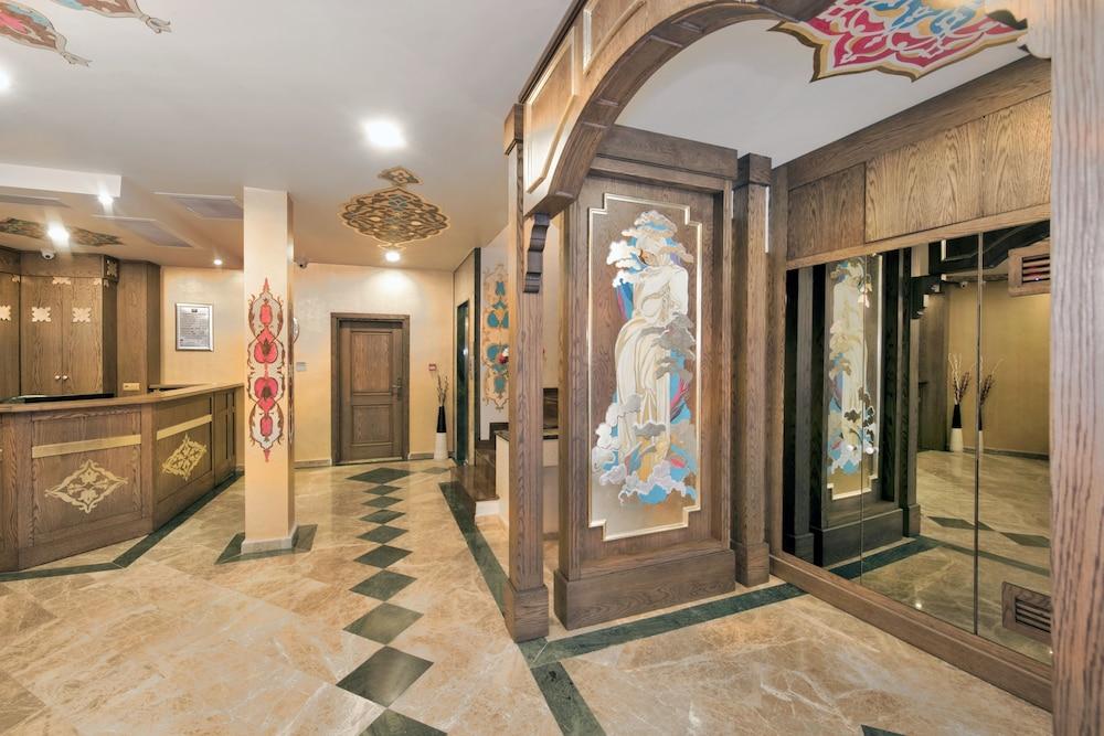 Perapolis Hotel - Interior Entrance