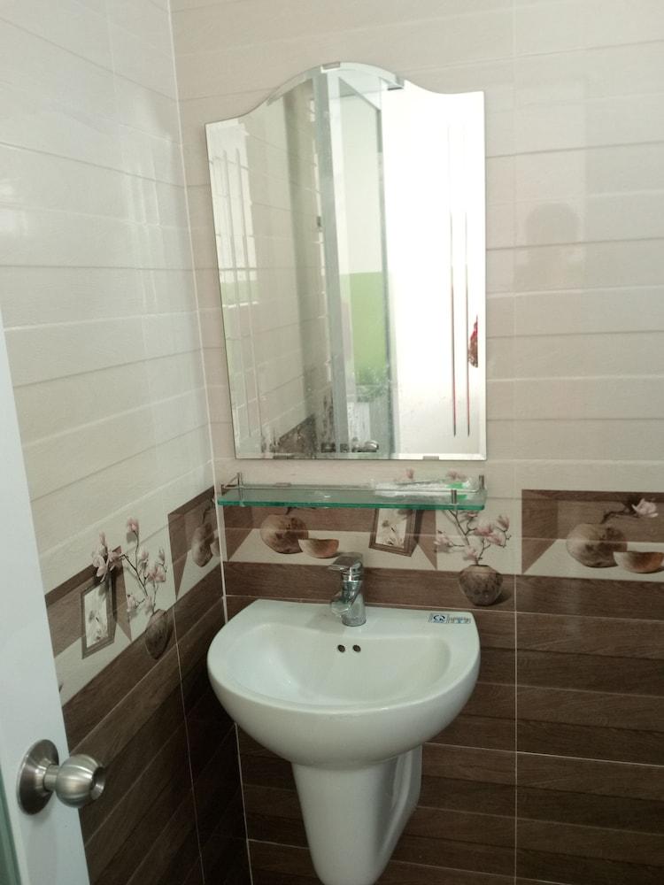 Thap Ba Hana Apartment - Bathroom Sink