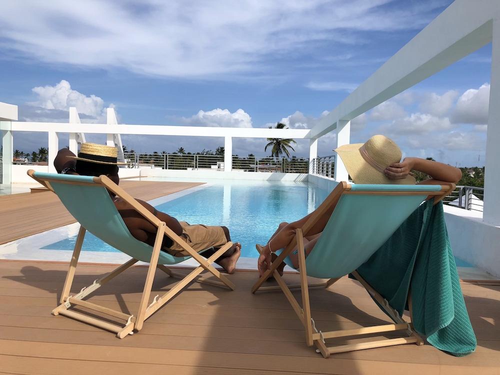 Ducassi Suites Rooftop Pool Beach Club & Spa - Indoor/Outdoor Pool
