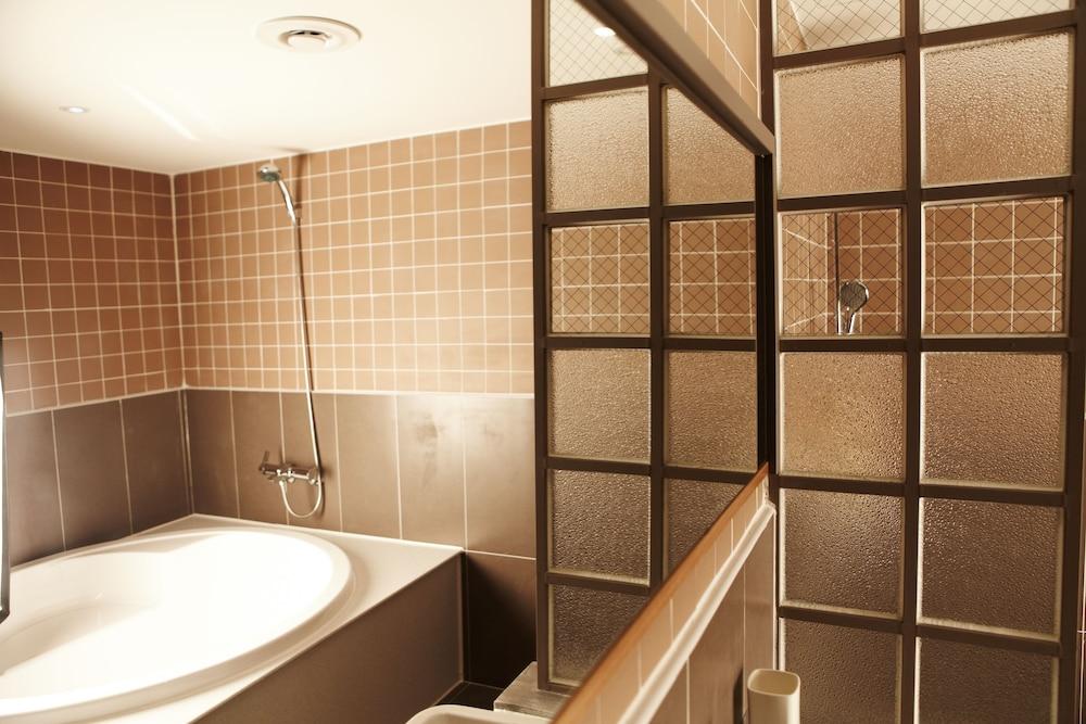 Q5 Hotel - Bathroom