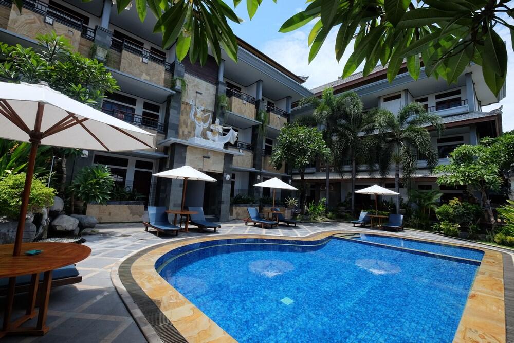 Sandat Hotel Kuta - Outdoor Pool
