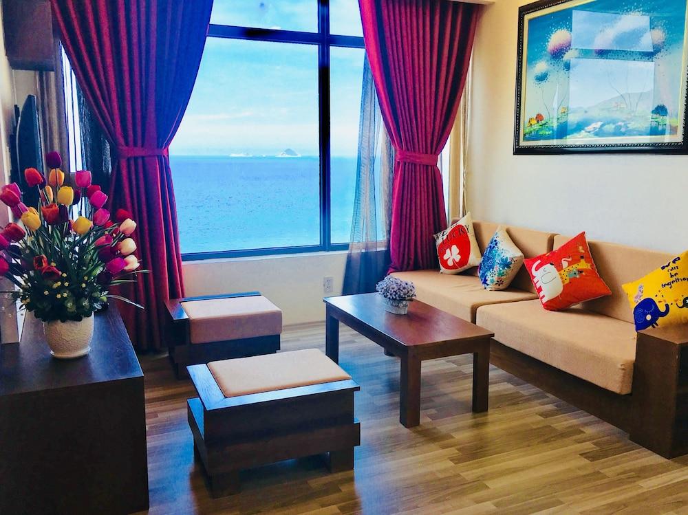 Beautiful Sea View Apartment - Living Room