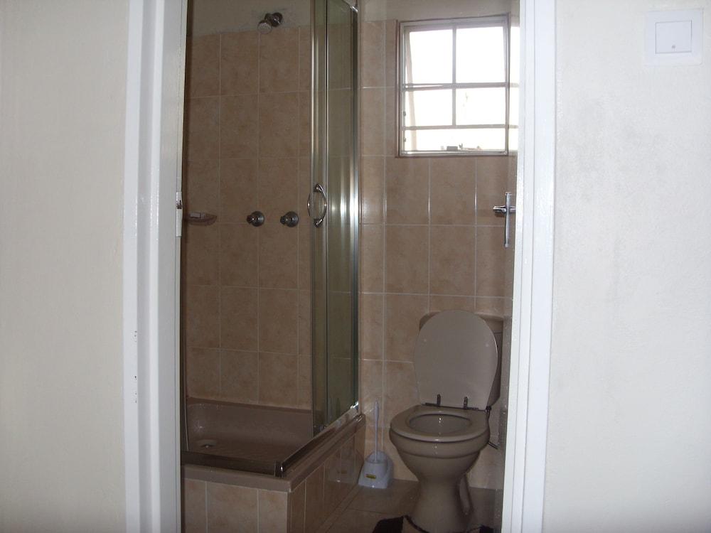 Mosi-O-Tunya Executive Lodge - Bathroom Shower