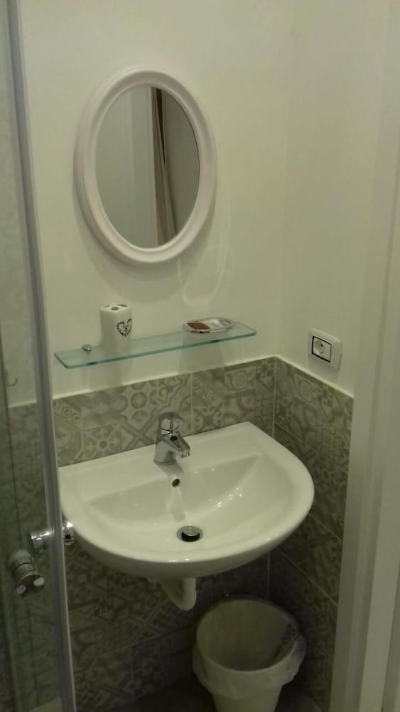 بد آند بريكفاست كيايا رومز - Bathroom Sink