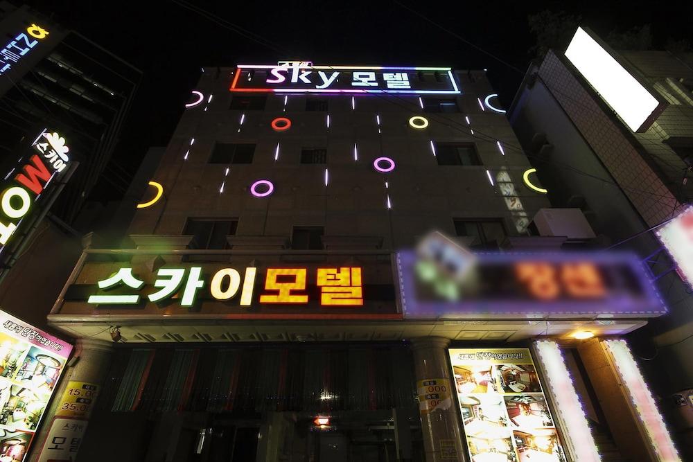 Sky Motel - Front of Property - Evening/Night