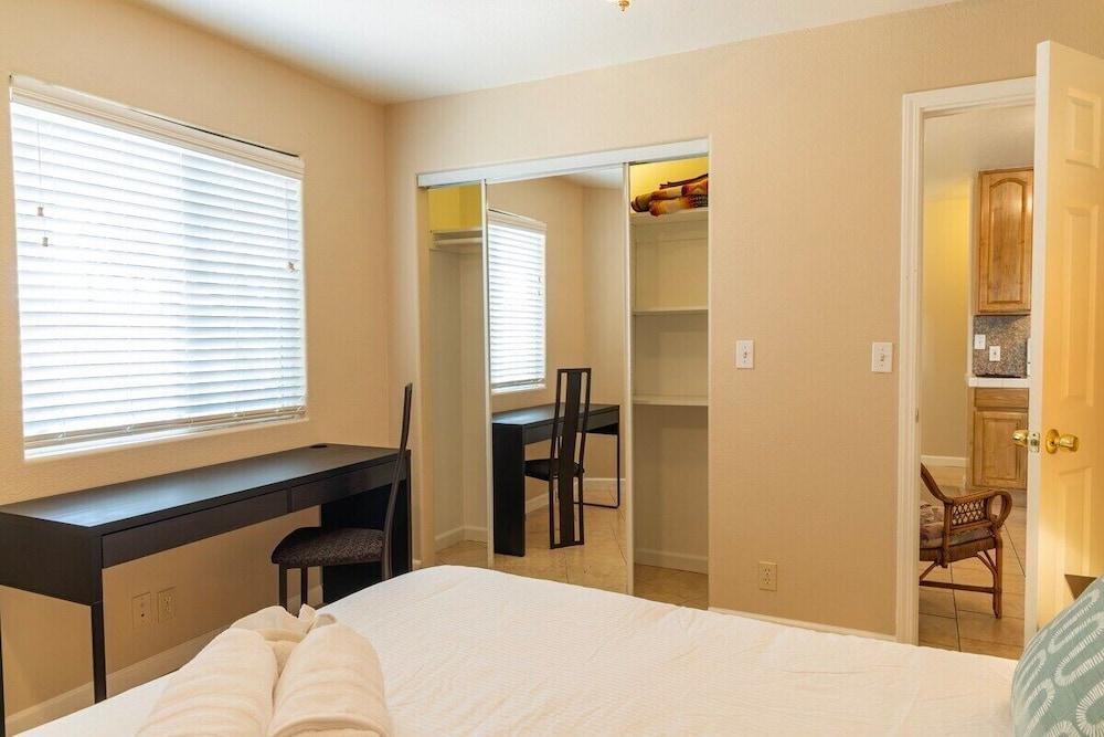 Cozy 2-bedroom in East Palo Alto - Room