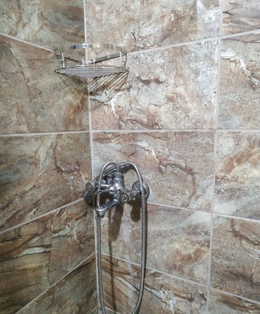 Hotel Petek - Bathroom Shower