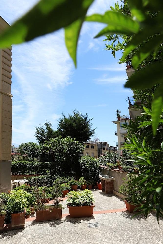 Appartamento con giardino a Mergellina - Property Grounds