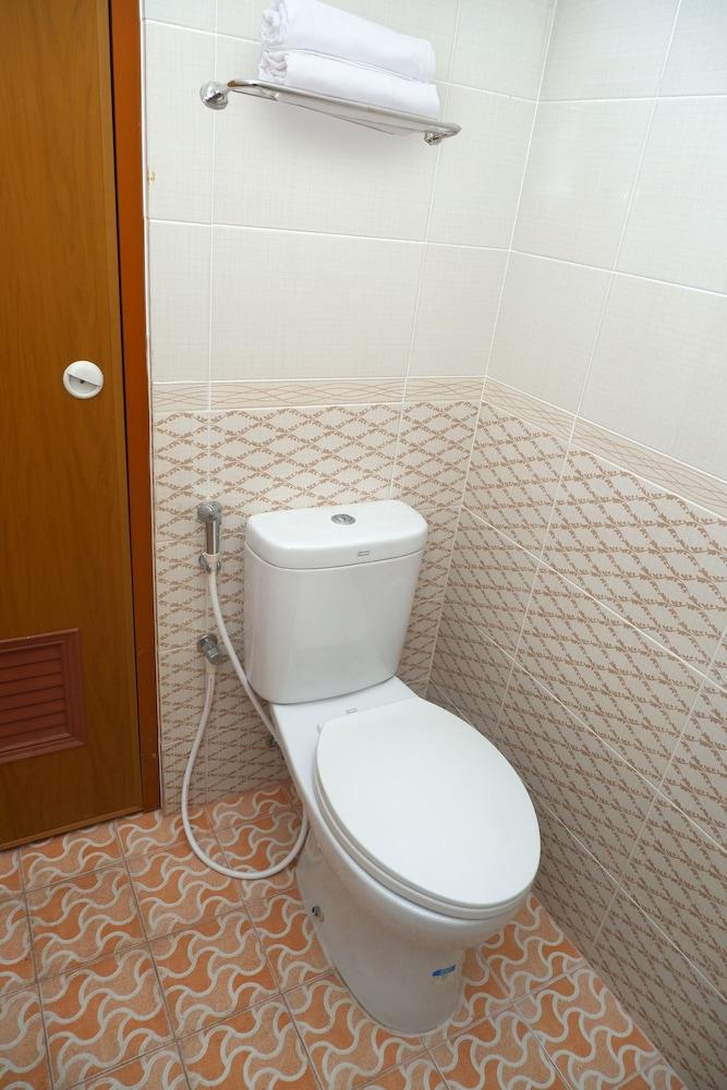 Hotel Pelangi Indah - Bathroom