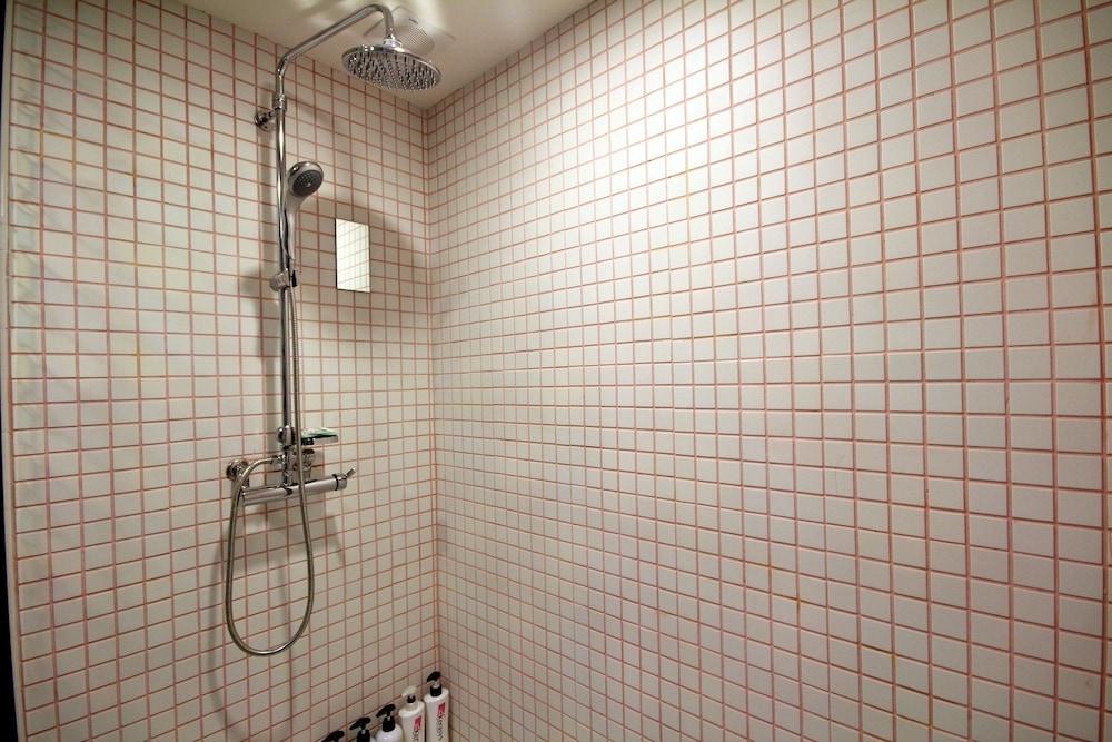 Hotel Yaja Seomyeon Lotte - Bathroom Shower