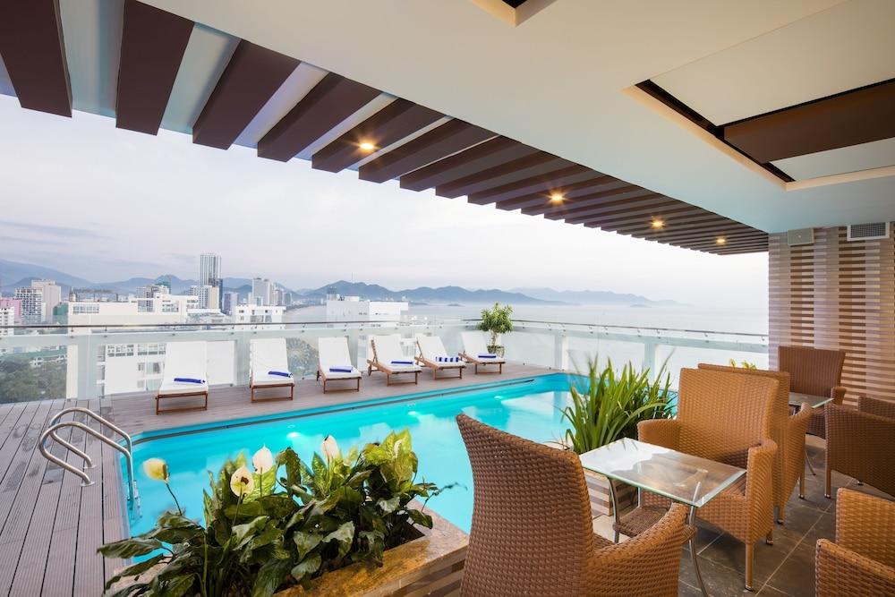 Balcony Nha Trang Hotel - Rooftop Pool