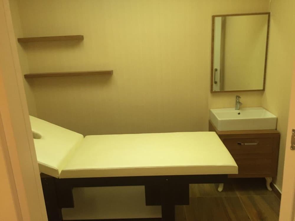 Mostar Hotel - Treatment Room