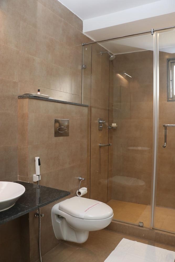 Comfort Inn Kings Crown - Bathroom