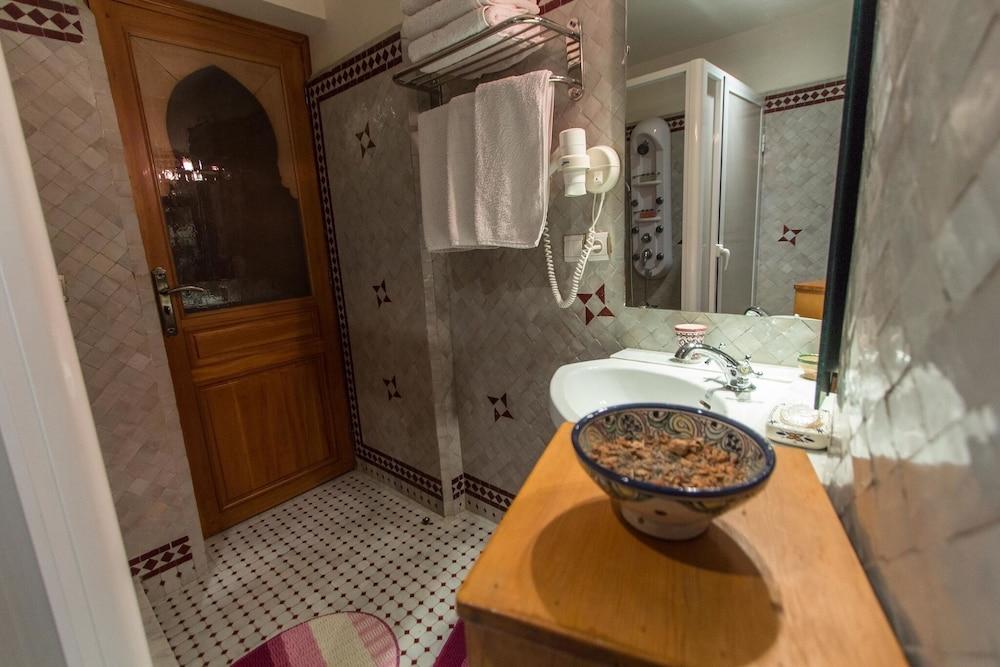 Quadruple or Family Room Sofia - Bathroom