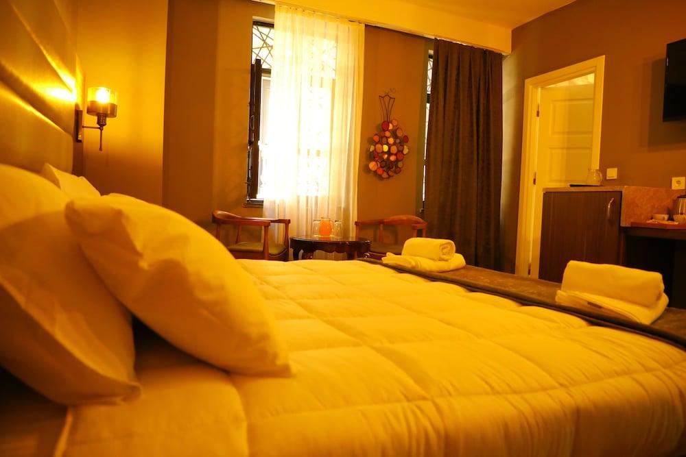 Grand Rue Hotel - Room